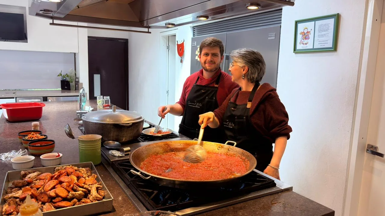 Kathy y Juan Pablo cocinando juntos